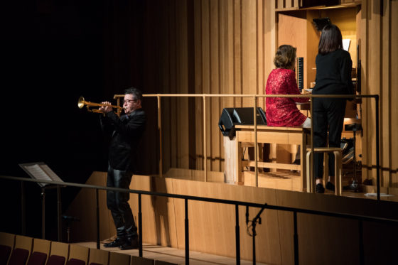 【写真】クラシックの曲に日野さんが即興で絡んで演奏。オルガンを弾く小野田さんの前方に立ち、オルガンのそばで演奏。