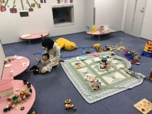 【写真】見学会参加のお子さんが実際に託児室で楽しんでいます。満足そうにお菓子を食べている様子。