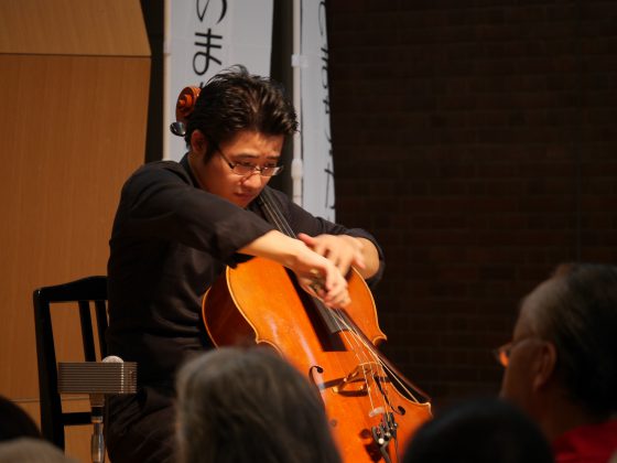 【写真】演奏をされる大宮さんアップ。楽器を抱え、高音を出しています。すばらしい演奏を聴かせてくださいました。