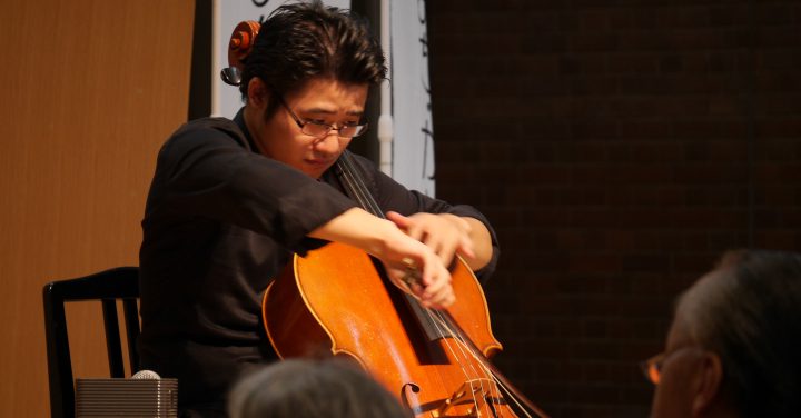 【写真】演奏をされる大宮さんアップ。楽器を抱え、高音を出しています。すばらしい演奏を聴かせてくださいました。