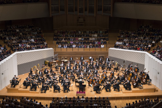 【写真】オーケストラ全景。一糸乱れぬ演奏です。