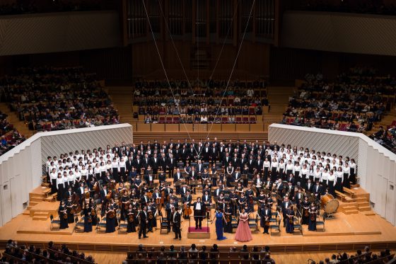 【写真】舞台全景。完売公演のため、満席のお客様からの拍手を一身に受ける奏者たち。