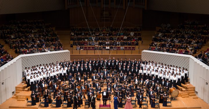 【写真】舞台全景。完売公演のため、満席のお客様からの拍手を一身に受ける奏者たち。