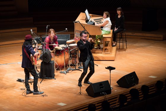 【写真】チュニジアの夜演奏の様子。舞台下手にギター高木さん、センターにトランペット日野さん、その後ろにパーカッション藤橋さん、上手にオルガン（リモートコンソール）小野田さん。