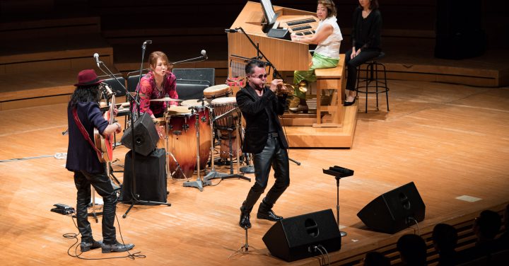 【写真】チュニジアの夜演奏の様子。舞台下手にギター高木さん、センターにトランペット日野さん、その後ろにパーカッション藤橋さん、上手にオルガン（リモートコンソール）小野田さん。