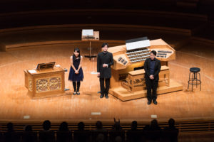 【写真】3人で拍手を受けている様子。作曲の松岡あさひさんは、なんとこの日オルガンアシスタントをしてくださいました。