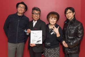 【写真】終演後、佐山さん、ヴォーカルのCHAKAさん、ベース井上さん、ドラムス大坂さんでパチリ。