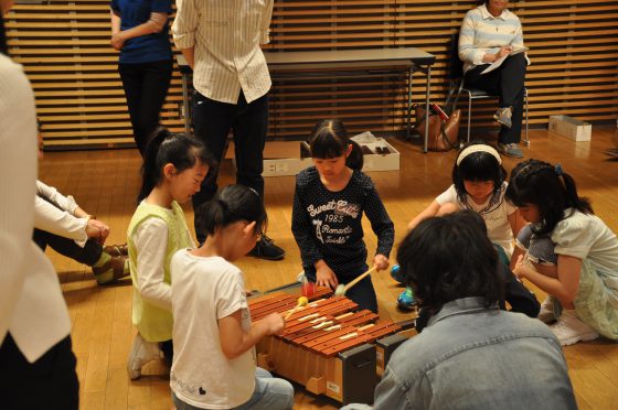 【写真】相談しながら楽器の演奏方法を考える子どもたち