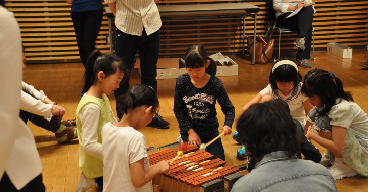 【写真】相談しながら楽器の演奏方法を考える子どもたち