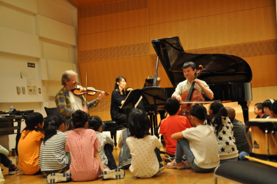 【写真】ファシリテーターたちの演奏を聴く子どもたち。