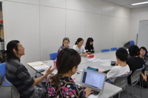 【写真】子どもたちにご自身の経験を話す長谷川さん。