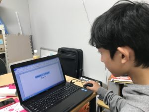【写真】さすが現代っ子というべきか、パソコン操作に慣れています。