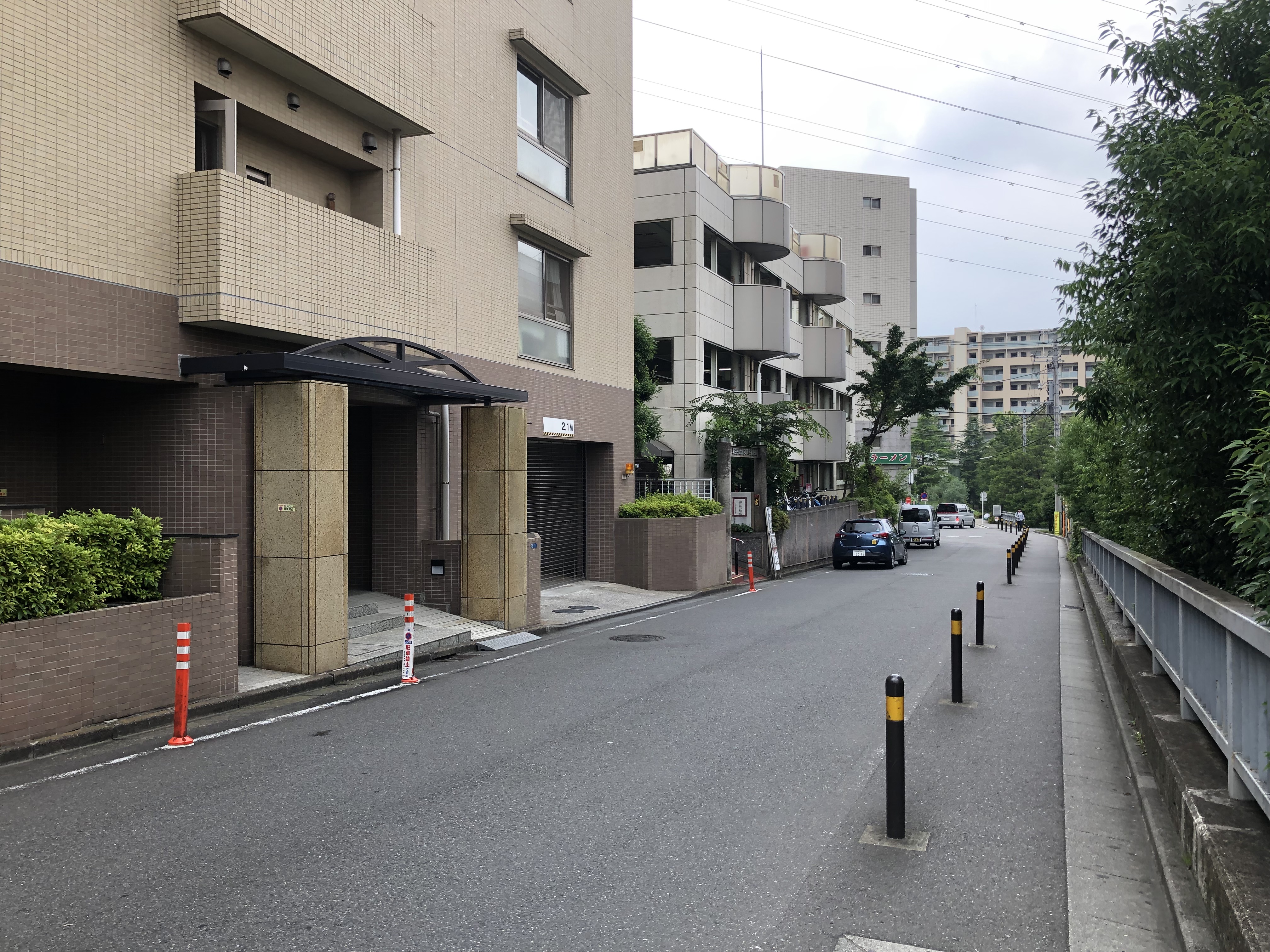 マンションなどがある道の通り