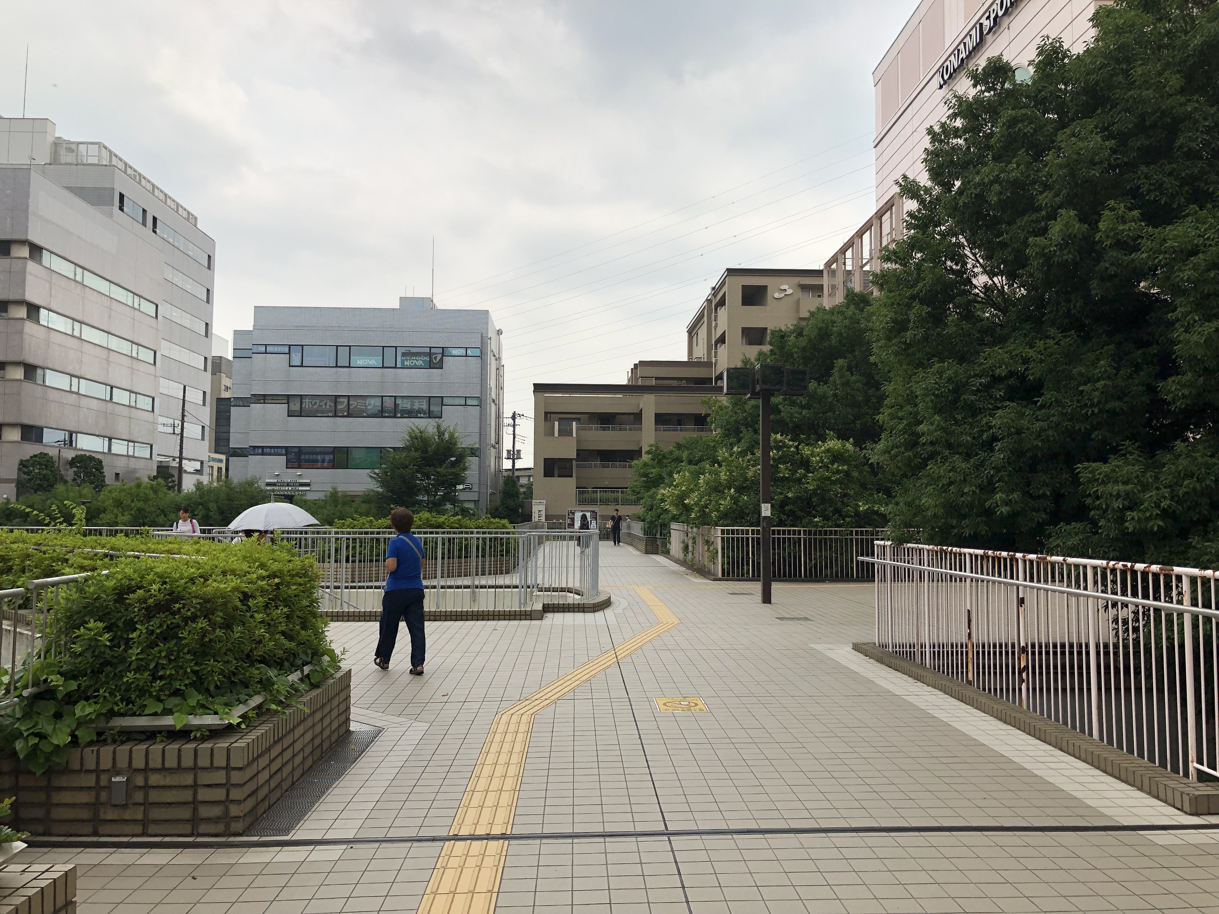点字ブロックが真ん中に見える道の写真