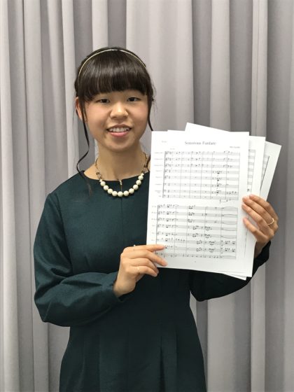 【写真】作曲したファンファーレの楽譜を手に持つ鈴木さん。