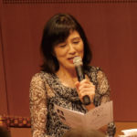 【写真】企画者松居直美が話している様子。