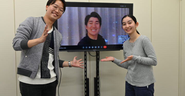 オンラインで会議に参加した原田慶太楼さんを真ん中に、記念写真を撮るプロデューサーの二人。