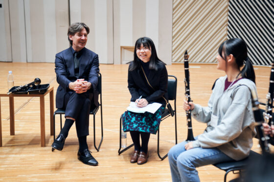 受講生に向かって笑顔でアドバイスするポール・メイエ氏と通訳の近藤氏。