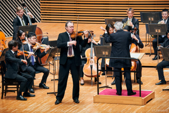 コンサートの様子。客席を向きソロを演奏するグレブ・ニキティンと、指揮者＆オーケストラ。