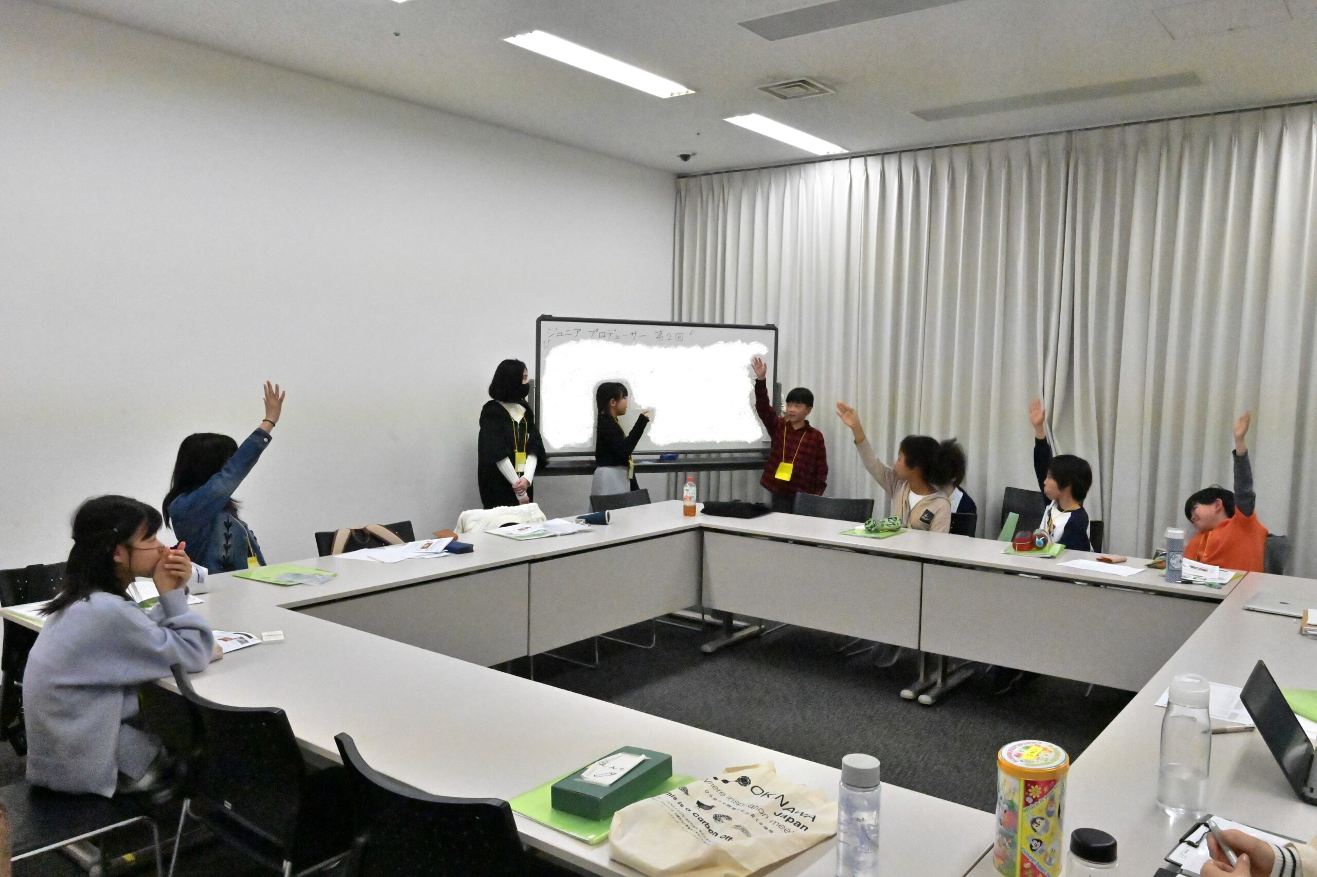企画班3人が前に出て、多数決を取っている。8人中5人が挙手している