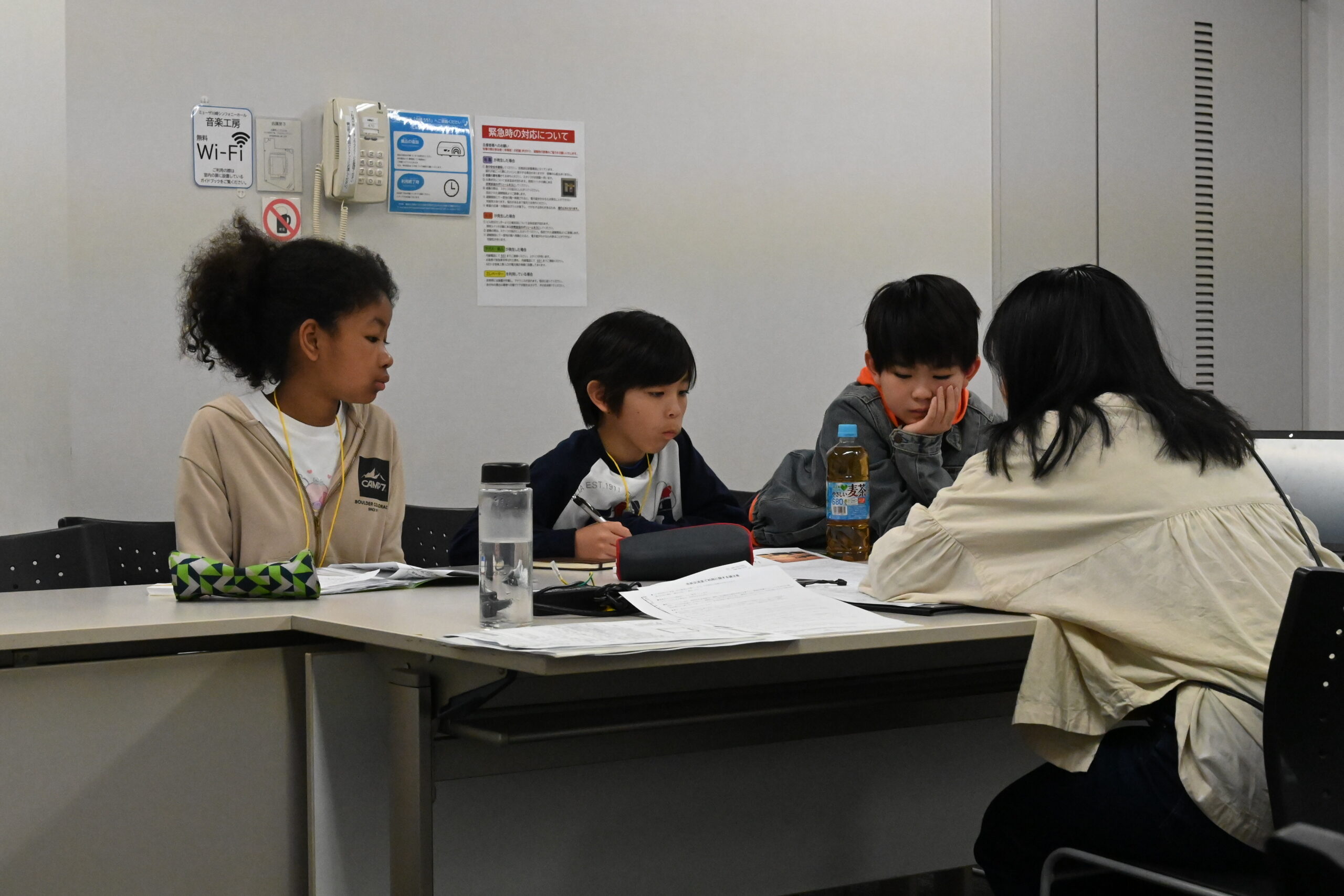プリントを見ながら必要な役割を確認する運営班メンバーたち
