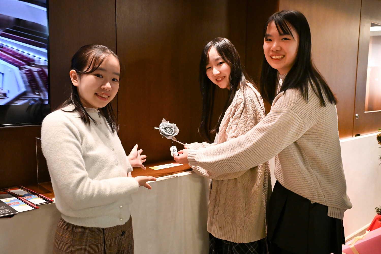 隠れ銀のばら企画の記念写真。3人のリトルミューザの中心に銀の薔薇がある。