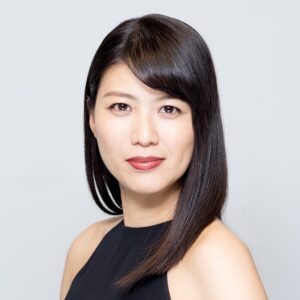 右肩を少し後ろに引いた市制でこちらを見つめる菊池洋子さんの写真。
