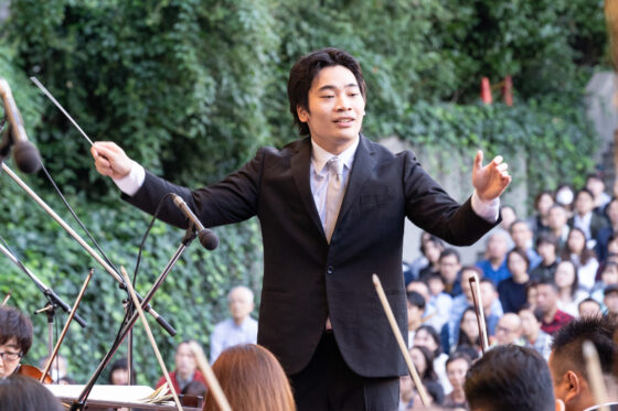 こちらに向かって指揮をする熊倉さん。斜め左を見て指示をだしている。