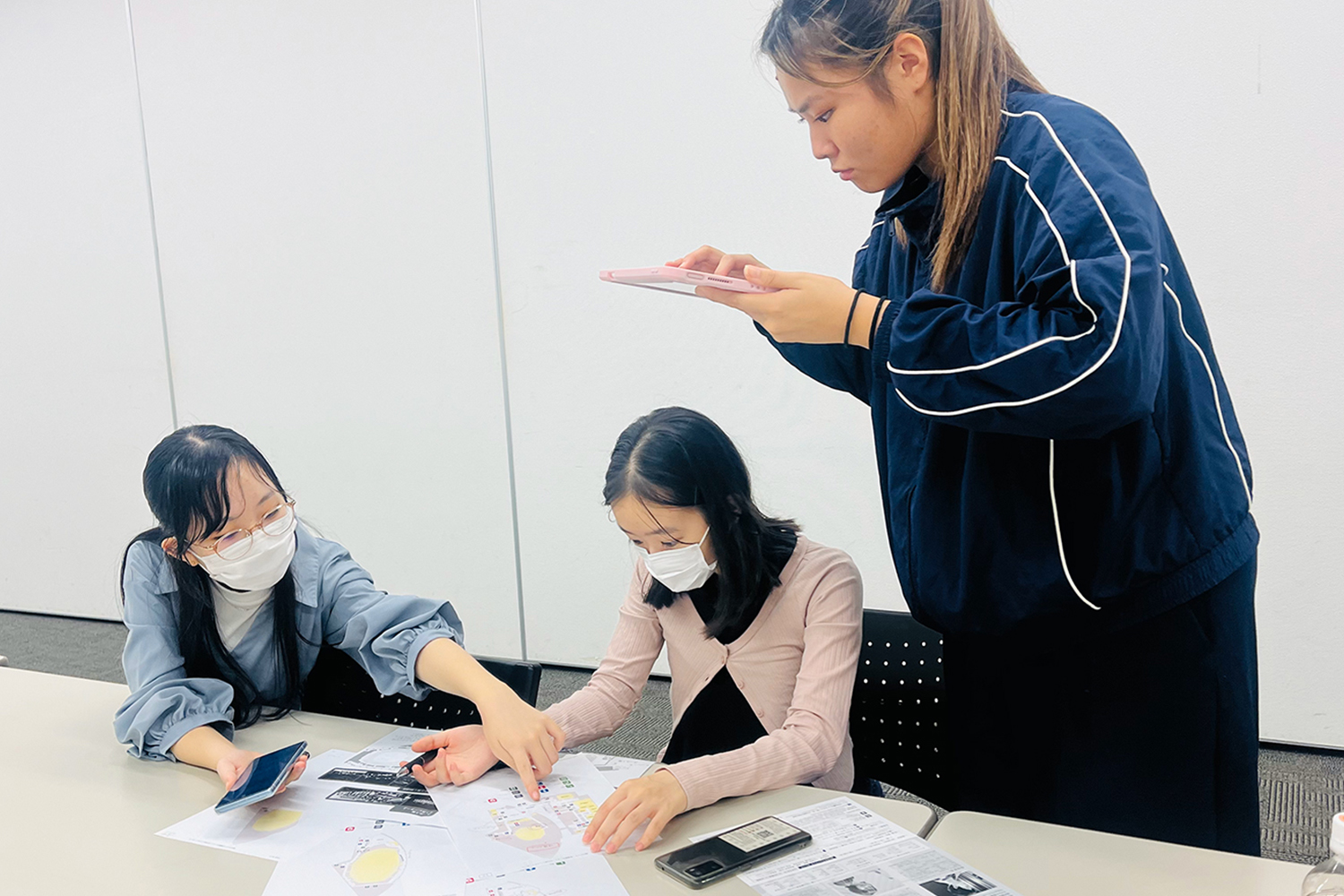 ホールの図面を見ながら会議をしている様子。