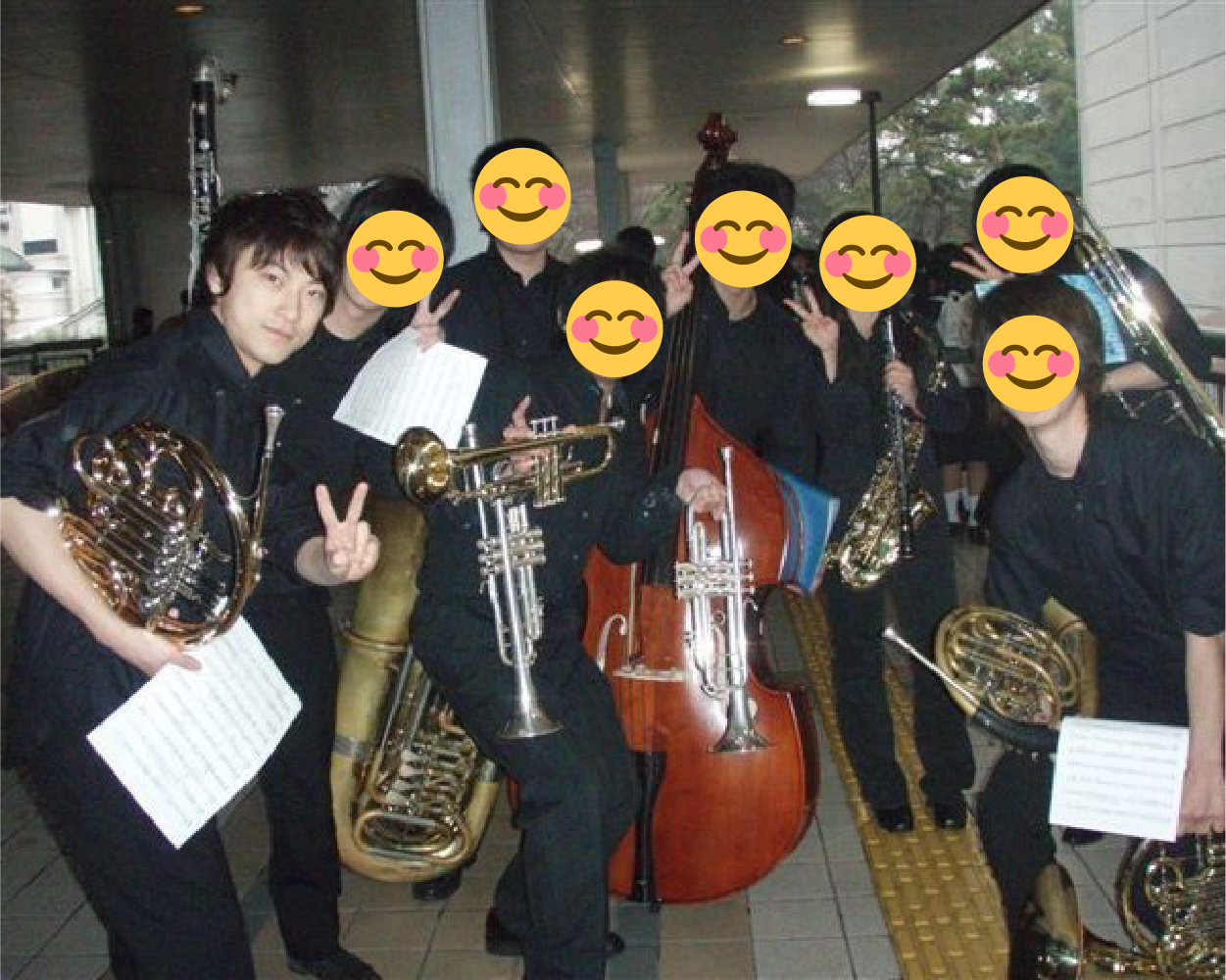 部活動の仲間8名と楽器を持って撮影した集合写真。左端が出口さん。