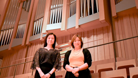 パイプオルガンの前に立ち、笑顔でこちらを見つめる徳岡めぐみさんと隠岐あやかさん。