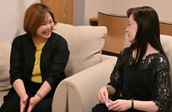 ソファに座り、顔を見合わせる徳岡さん(右)と隠岐さん(左)。インタビュアーからの質問への回答を考えている。