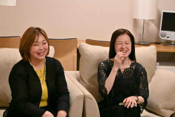 ソファに並んで座り、インタビューに答える徳岡さん(右)と隠岐さん(左)。二人とも笑顔で笑っている。