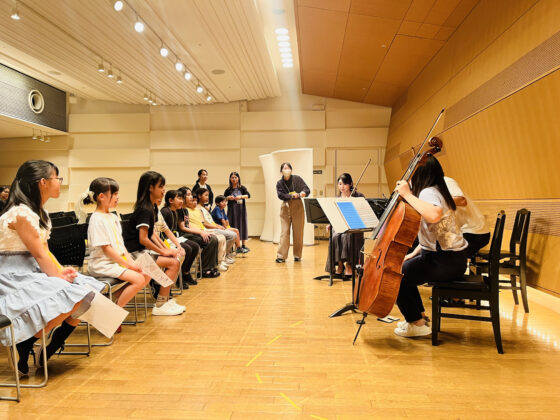 客席一列目に着席し、出演者の方を見ているジュニア・プロデューサーたちの写真