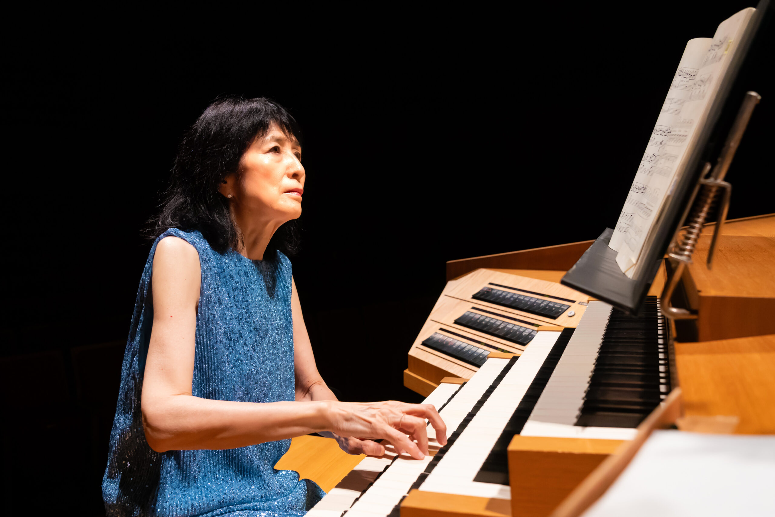 松居直美さんがリモートコンソールでオルガンを演奏している様子。