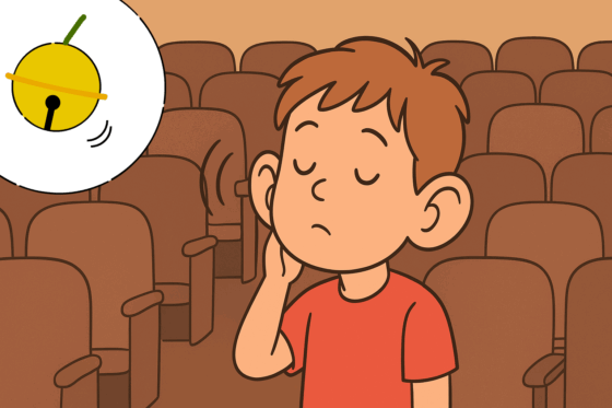 客席で小さな音に耳をすませる子ども。