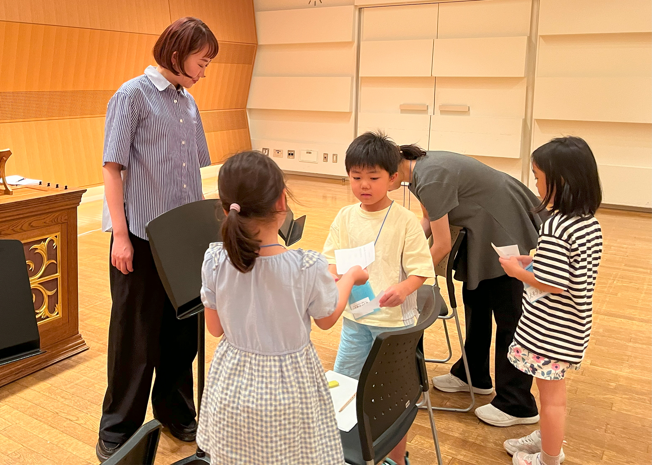 メモを共有している様子の写真。大木麻理さんもその様子を見守っている。
