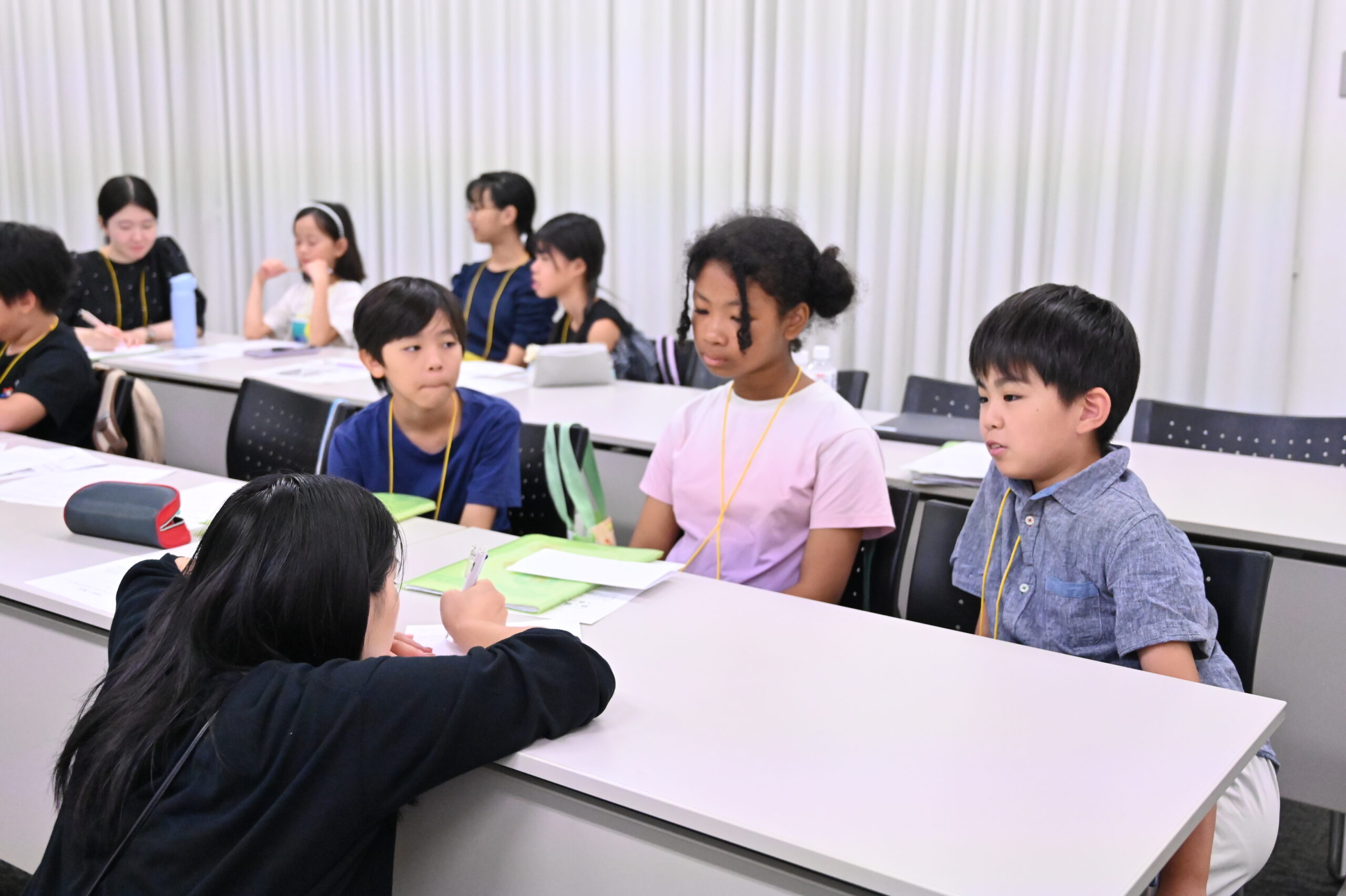 運営班3人とメモをしている大人スタッフ。