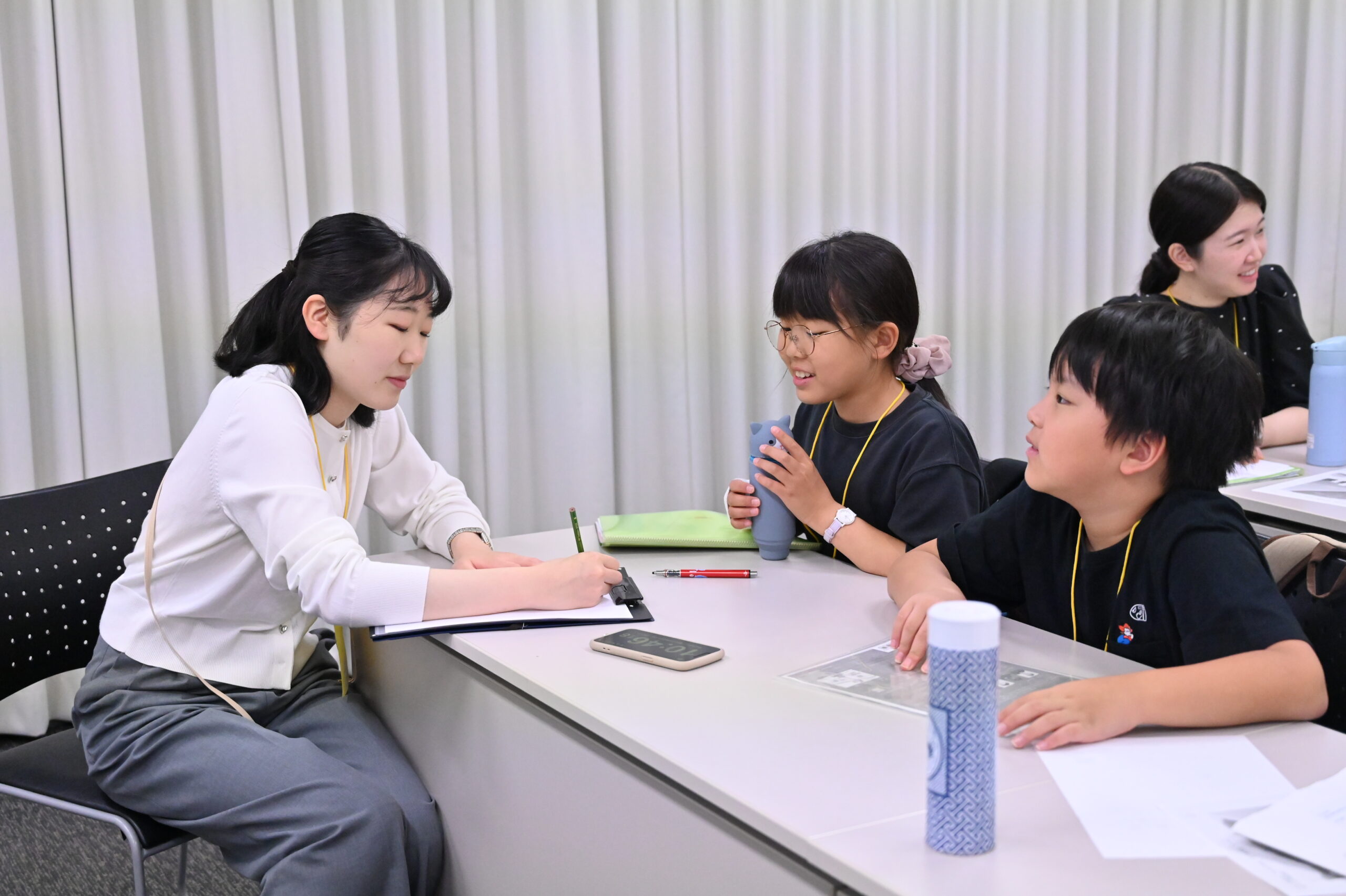 企画班2人が話して大人スタッフがメモをしている。