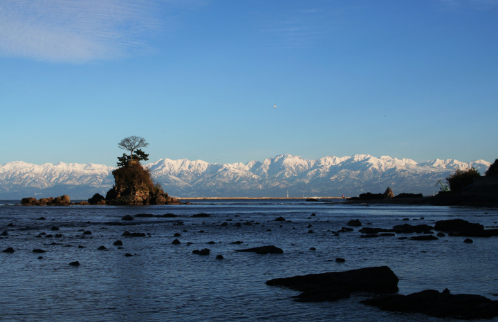 海の真ん中少し左に女岩という岩山がある。