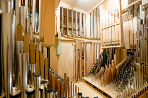 パイプオルガンの内側の写真。5畳ほどのスペースに、金属や木製のパイプが背の順で納まっている。
