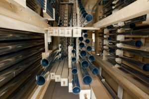 楽器の中のパイプを上から見た写真。所狭しと並んでいる。