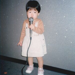 マイクを片手に歌う澤さん。