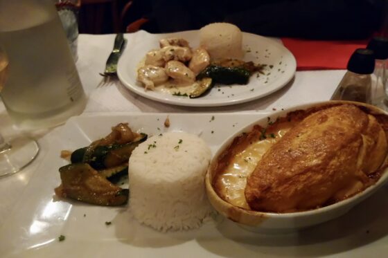 テーブルの上のお皿に、野菜のソテー(左)ごはん(真ん中)ココットに入ったクネル(右)が並んでいる。