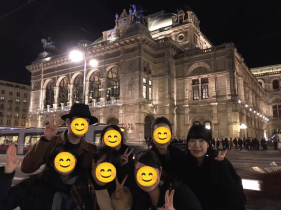 仲間たち7人と一緒に記念撮影。