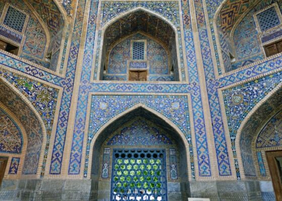 壁全面がモザイクタイルで飾られた建物内部の写真