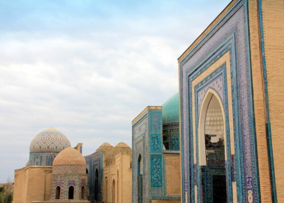 青いタイルで作られた幾何学模様に彩られたモスクや建物が並んでいる。