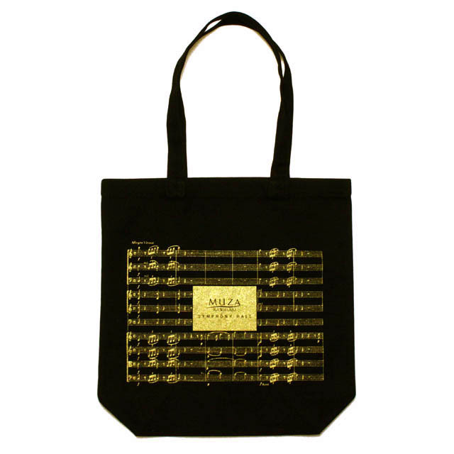 ミューザオリジナルのトートバックの写真。黒い生地のトートバックに金色でミューザのロゴと楽譜が印刷されている。