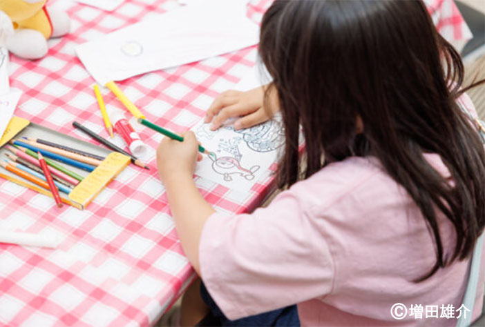 各国の衣装と共にあいさつの書かれたバナーすべてが並んでいる。