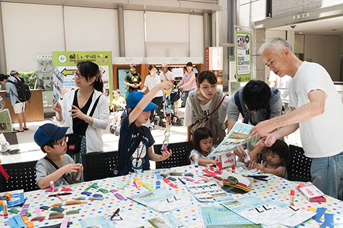 写真　昨年の色輪っかつなぎの様子